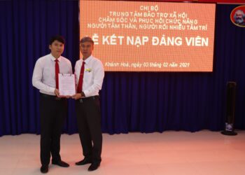 Lễ Kết nạp Đảng viên tại Trung tâm Bảo trợ xã hội Chăm sóc và Phục hồi chức năng người tâm thần, người rối nhiễu tâm trí tỉnh Khánh Hòa năm 2021