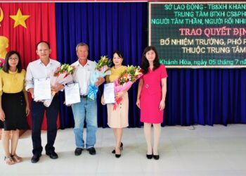 Trao quyết định bổ nhiệm Trưởng, phó các phòng chuyên môn thuộc Trung tâm