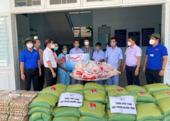 Đồng chí Nguyễn Tấn Tuân – Phó Bí thư tỉnh ủy, Chủ tịch Ủy ban nhân dân tỉnh Khánh Hòa đến thăm và tặng quà cho đối tượng tại Trung tâm.