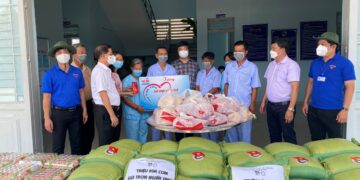 Đồng chí Nguyễn Tấn Tuân – Phó Bí thư tỉnh ủy, Chủ tịch Ủy ban nhân dân tỉnh Khánh Hòa đến thăm và tặng quà cho đối tượng tại Trung tâm.