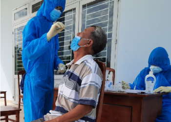 Phối hợp xét nghiệm nhanh Covid-19 cho viên chức, người lao động đang trực làm việc tại Trung tâm.