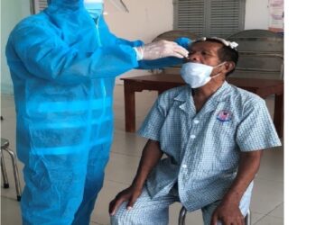 Xét nghiệm nhanh Covid-19 cho đối tượng đang nuôi dưỡng tại Trung tâm.