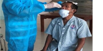 Xét nghiệm nhanh Covid-19 cho đối tượng đang nuôi dưỡng tại Trung tâm.