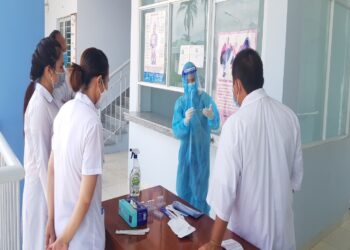 Tập huấn về kỹ thuật xét nghiệm nhanh kháng nguyên SARS-CoV-2 cho đội ngũ nhân viên y tế tại Trung tâm.