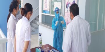 Tập huấn về kỹ thuật xét nghiệm nhanh kháng nguyên SARS-CoV-2 cho đội ngũ nhân viên y tế tại Trung tâm.