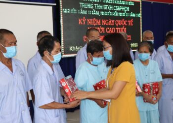 Tổ chức hoạt động kỷ niệm ngày Quốc tế người cao tuổi 01.10.2021 cho Người cao tuổi đang nuôi dưỡng tại Trung tâm.