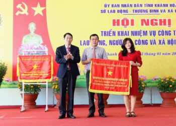 Trung tâm nhận Cờ thi đua và Bằng khen của UBND tỉnh