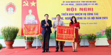 Trung tâm nhận Cờ thi đua và Bằng khen của UBND tỉnh