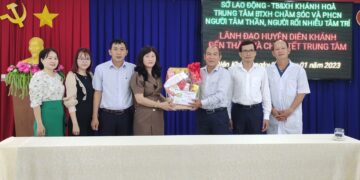 Lãnh đạo huyện Diên Khánh thăm và chúc Tết Trung tâm
