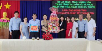 Trung tâm nhận Cờ thi đua và Bằng khen của UBND tỉnh