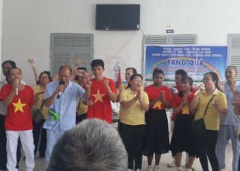 Đoàn từ thiện đến thăm và giao lưu văn nghệ tặng quà cho đối tượng tại Trung tâm