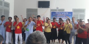 Đoàn từ thiện đến thăm và giao lưu văn nghệ tặng quà cho đối tượng tại Trung tâm