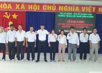 Khai giảng lớp dạy nghề nuôi gà cho đối tượng đang được nuôi dưỡng tại Trung tâm