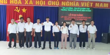 Khai giảng lớp dạy nghề nuôi gà cho đối tượng đang được nuôi dưỡng tại Trung tâm