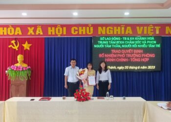 Trao Quyết định bổ nhiệm Phó trưởng phòng Hành chính – Tổng hợp.