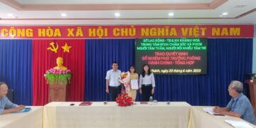 Trao Quyết định bổ nhiệm Phó trưởng phòng Hành chính – Tổng hợp.
