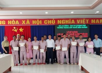 Bế giảng lớp dạy nghề nuôi gà cho đối tượng đang nuôi dưỡng tại Trung tâm năm 2023