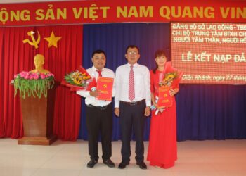 Chi bộ Trung tâm Bảo trợ xã hội Chăm sóc và Phục hồi chức năng người tâm thần, người rối nhiễu tâm trí tổ chức lễ kết nạp Đảng viên