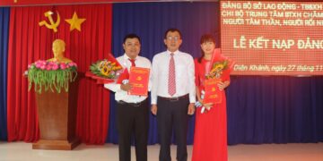 Chi bộ Trung tâm Bảo trợ xã hội Chăm sóc và Phục hồi chức năng người tâm thần, người rối nhiễu tâm trí tổ chức lễ kết nạp Đảng viên