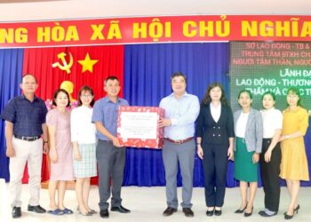 Lãnh đạo Sở Lao động – Thương binh và Xã hội đến thăm, tặng quà và chúc tết Trung tâm