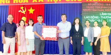 Lãnh đạo Sở Lao động – Thương binh và Xã hội đến thăm, tặng quà và chúc tết Trung tâm