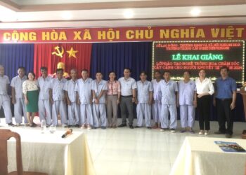 Khai giảng lớp đào tạo nghề trồng hoa chăm sóc cây cảnh cho đối tượng đang được nuôi dưỡng tại Trung tâm