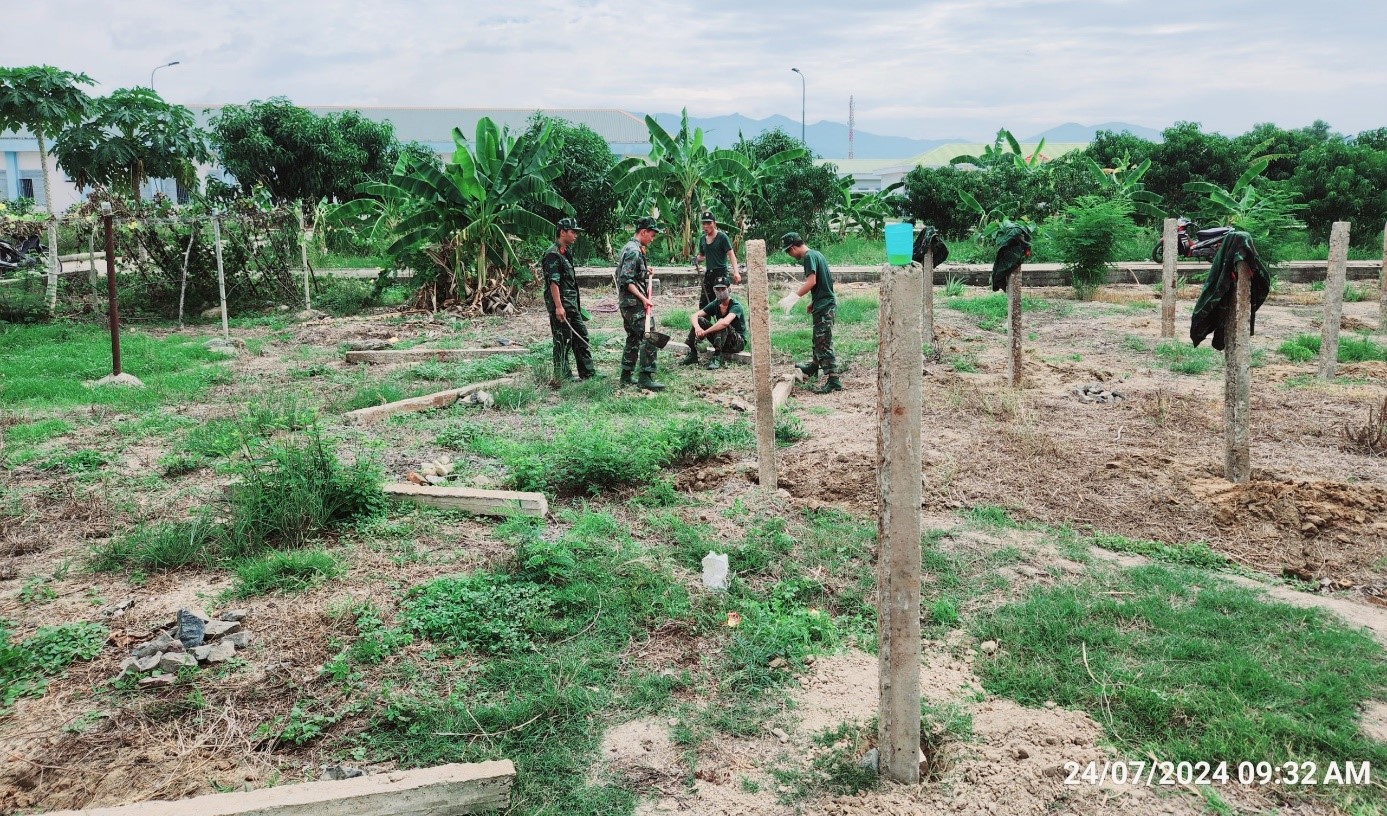 Hoạt động vệ sinh môi trường trong Trung tâm.