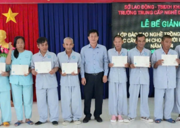 Bế giảng lớp dạy nghề trồng hoa chăm sóc cây cảnh cho đối tượng đang nuôi dưỡng tại Trung tâm năm 2024