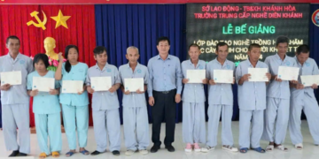 Bế giảng lớp dạy nghề trồng hoa chăm sóc cây cảnh cho đối tượng đang nuôi dưỡng tại Trung tâm năm 2024