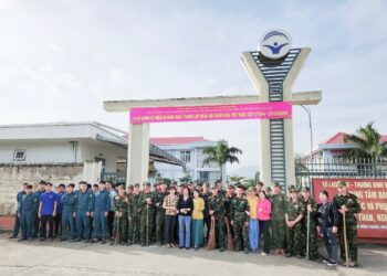 Phối hợp Tiểu đoàn bộ binh 460 và xã đoàn Diên Phước ra quân lao động trồng cây, vệ sinh môi trường Trung tâm