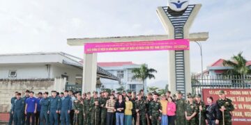 Phối hợp Tiểu đoàn bộ binh 460 và xã đoàn Diên Phước ra quân lao động trồng cây, vệ sinh môi trường Trung tâm