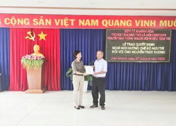 Lễ trao quyết định nghỉ hưu đối với người lao động