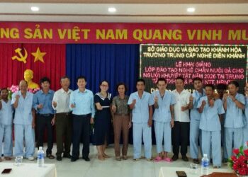 Khai giảng lớp dạy nghề chăn nuôi Gà cho bệnh nhân đang được nuôi dưỡng tại Trung tâm
